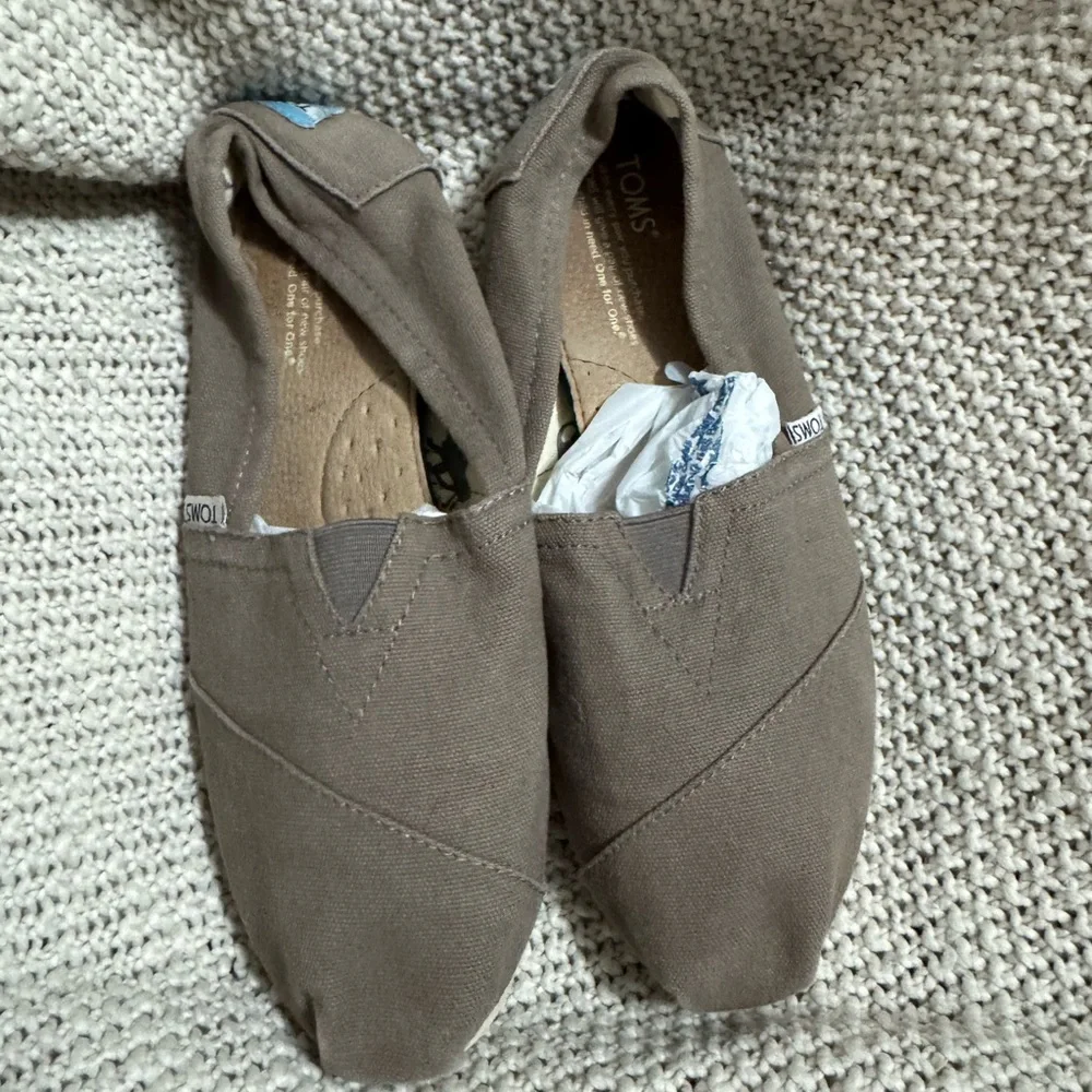 TOMS‎ women's classic canvas Alpargata shoes in the color ash gray. Size 9